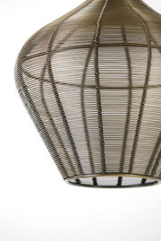 Nahaufnahme einer Hängeleuchte mit einem filigranen, drahtartigen Design in einer konischen Form, seitliche Perspektive.