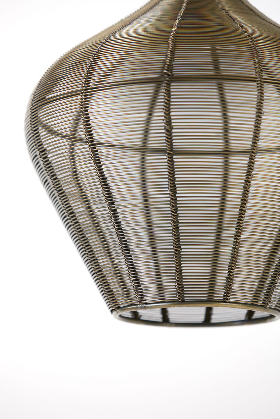 Nahaufnahme einer Hängeleuchte mit einem filigranen, drahtartigen Design in einer konischen Form, seitliche Perspektive.