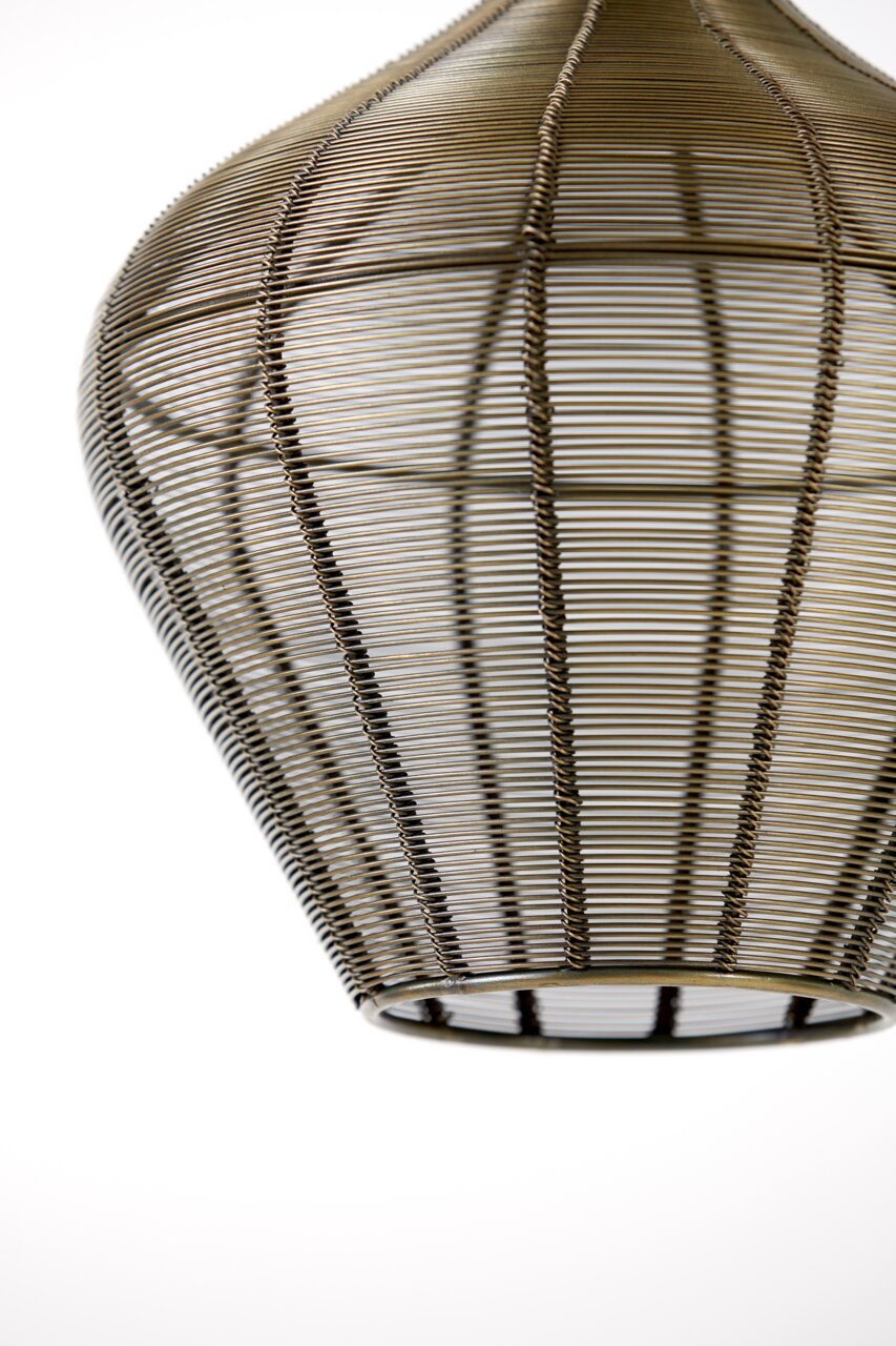 Nahaufnahme einer Hängeleuchte mit einem filigranen, drahtartigen Design in einer konischen Form, seitliche Perspektive.