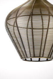 Nahaufnahme einer Hängeleuchte mit einem filigranen, drahtartigen Design in einer konischen Form, seitliche Perspektive.
