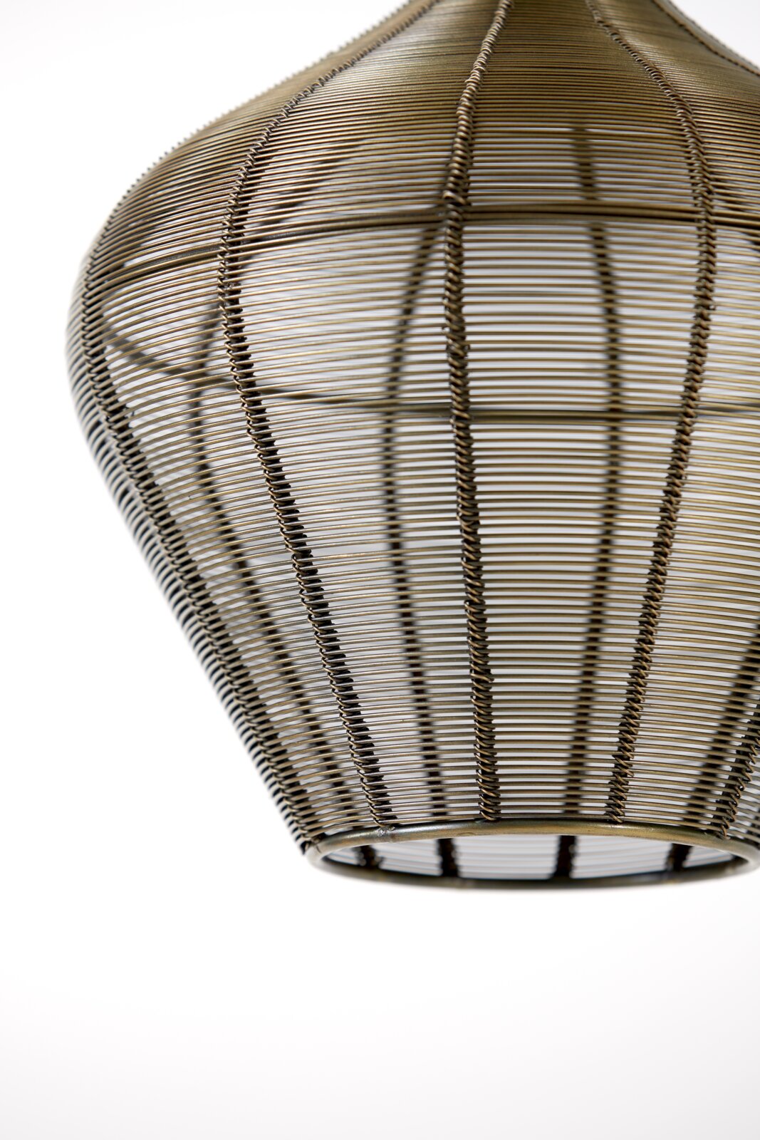 Nahaufnahme einer Hängeleuchte mit einem filigranen, drahtartigen Design in einer konischen Form, seitliche Perspektive.