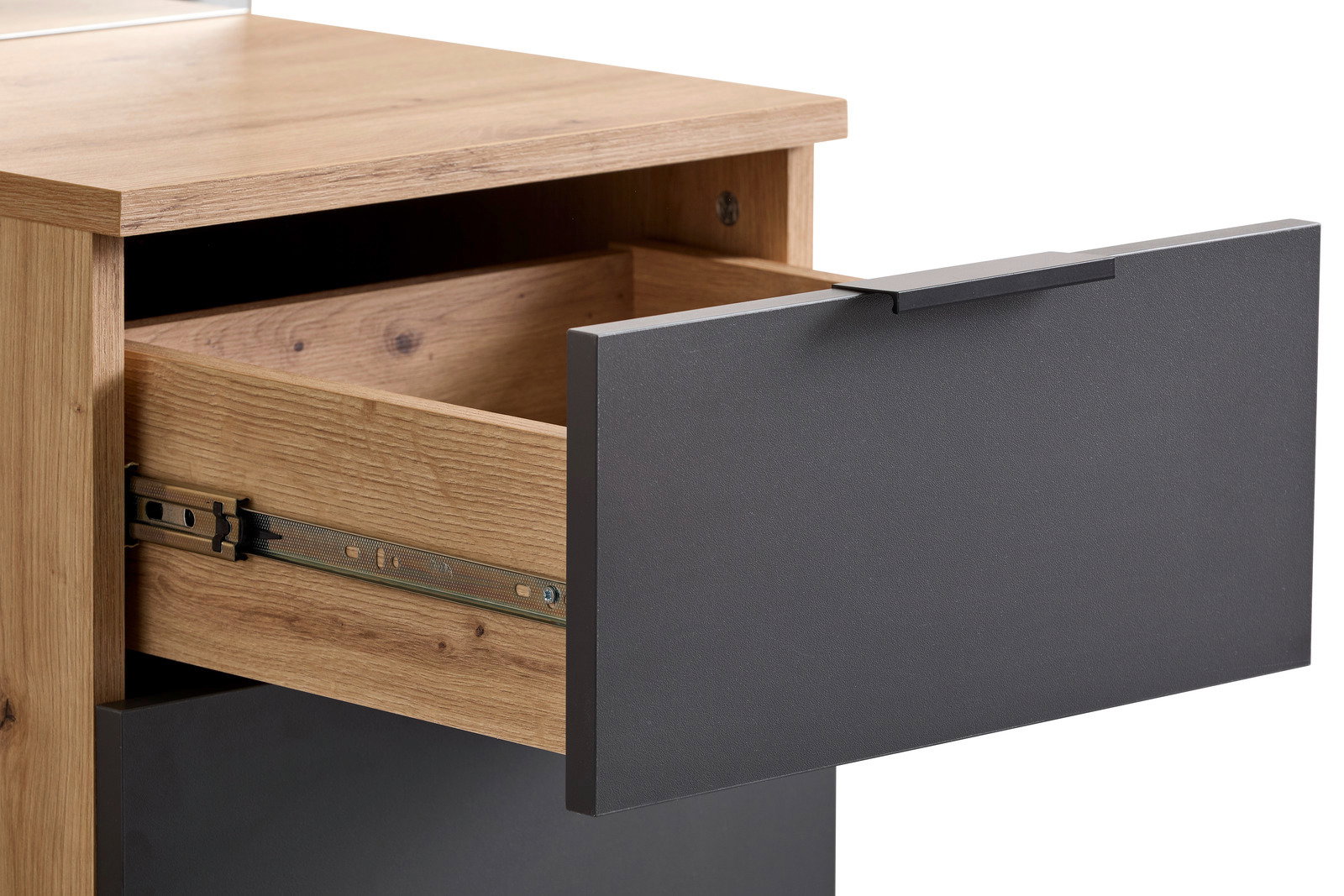 Geöffnete Schublade einer Kompaktgarderobe aus Holz mit schwarzer Front, seitliche Perspektive