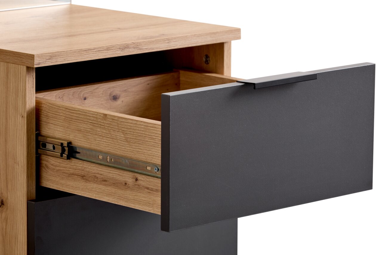 Geöffnete Schublade einer Kompaktgarderobe aus Holz mit schwarzer Front, seitliche Perspektive