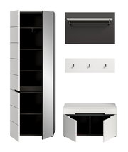 Modernes weißes Garderoben-Set mit hohem Schrank und geöffneten Türen, schwarzem Innenraum, Wandpaneel mit drei Haken, Wandablage und niedrigem Schuhschrank; Ansicht frontal in leichter Perspektive