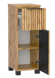 Unterschrank aus Holz mit zwei offenen Türen, eine aus Holz und eine aus schwarzem Material, mit zwei Regalböden, perspektivisch von vorne links betrachtet.