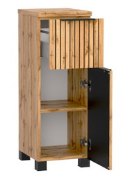 Unterschrank aus Holz mit zwei offenen Türen, eine aus Holz und eine aus schwarzem Material, mit zwei Regalböden, perspektivisch von vorne links betrachtet.