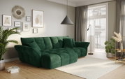Dunkelgrünes, gepolstertes Sofa mit tiefen Sitzflächen und Kissen in einem hellen Wohnzimmer, fotografiert in frontaler 3/4-Perspektive von links.
