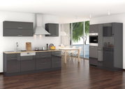Moderne Küchenzeile in dunklem Hochglanz mit integriertem Geschirrspüler und Backofen, seitliche Perspektive
