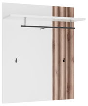 Garderobenpaneel in moderner Optik mit weißer Ablagefläche und schwarzer Kleiderstange, kombiniert mit einer Holzvertäfelung. Frontalansicht.