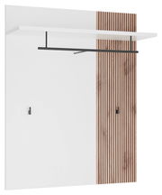 Garderobenpaneel in moderner Optik mit weißer Ablagefläche und schwarzer Kleiderstange, kombiniert mit einer Holzvertäfelung. Frontalansicht.