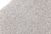 Detailaufnahme aus schräger Draufsicht einer grob gewebten, melierten Stoffoberfläche in Beige und Weiß mit strukturierter Bouclé-Optik