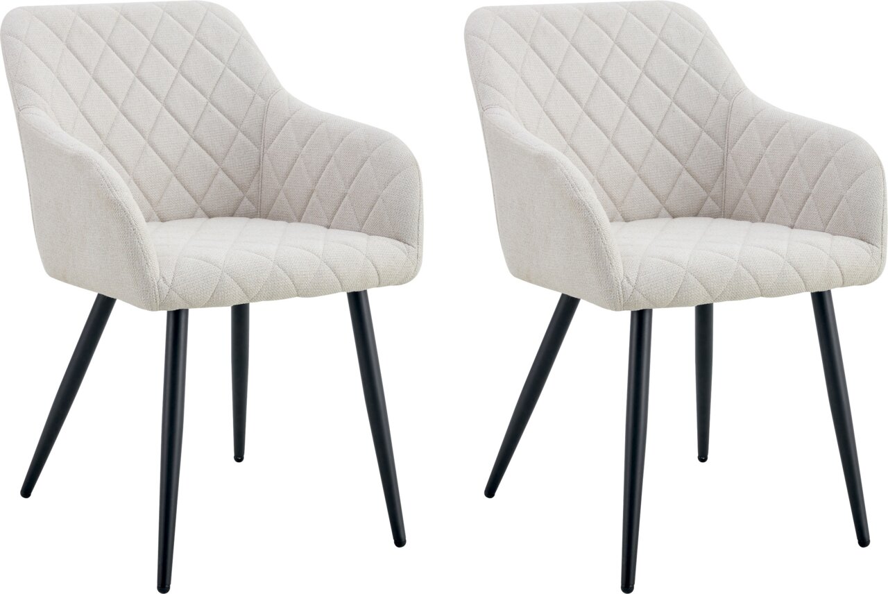 Zwei gepolsterte Esszimmerstühle mit Armlehnen, beigem Stoffbezug in Rautensteppung und schwarzen Metallbeinen, freigestellt in schräger Vorderansicht
