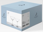 Hellblaue Produktverpackung von Zwiesel Glas für „Tone Martini“ (4er-Set) mit abgebildeten Martini-Gläsern, schräg von vorne/rechts in leichter Draufsicht fotografiert.