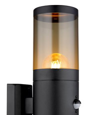 Moderne Außenleuchte mit zylindrischem, schwarzem Gehäuse und gelblichem Licht, seitliche Perspektive