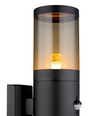Moderne Außenleuchte mit zylindrischem, schwarzem Gehäuse und gelblichem Licht, seitliche Perspektive