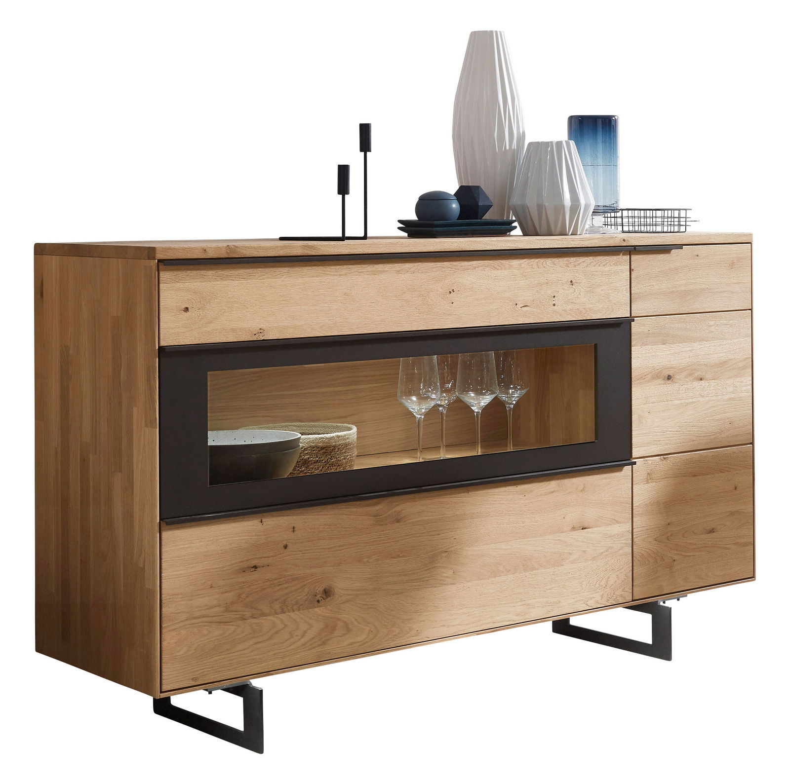 Modernes Sideboard aus Holz mit Glasvitrine, dekoriert mit Vasen und Kerzenhaltern, seitliche Perspektive