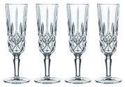 Vier elegante Champagnergläser Noblesse mit facettiertem Design, frontal abgebildet.