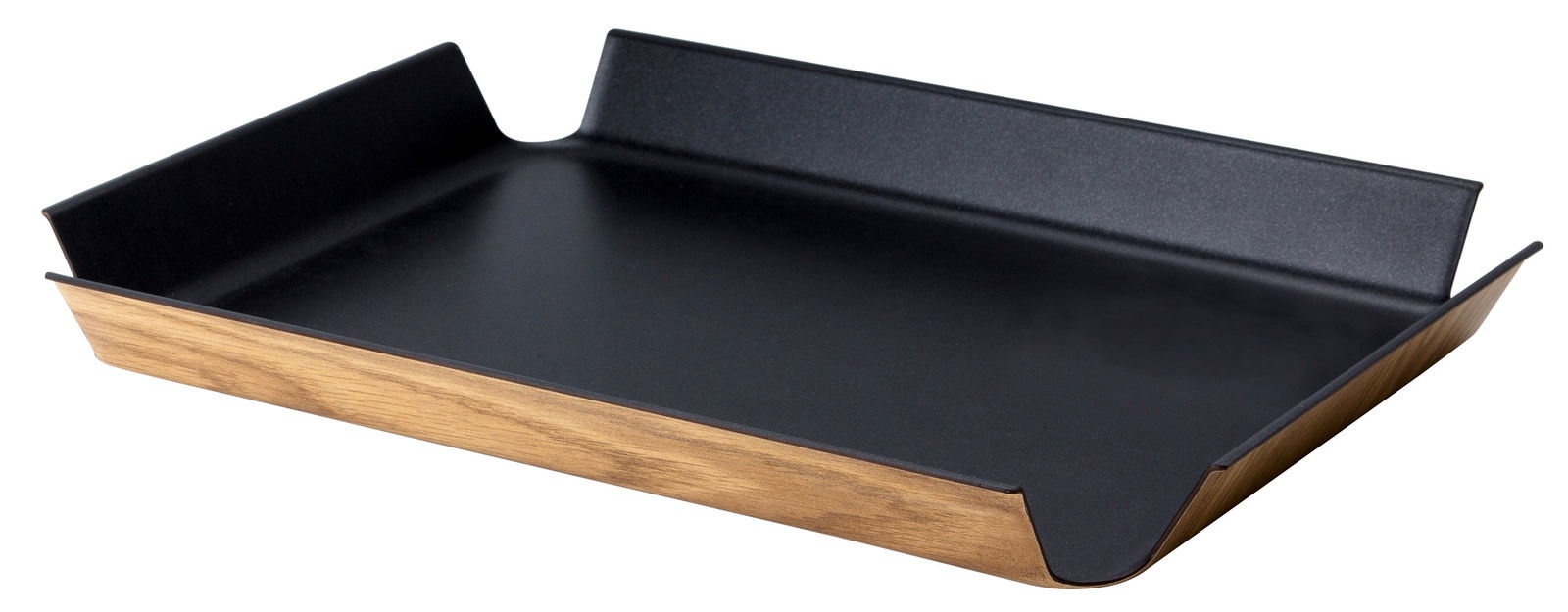 Schwarzes, rutschfestes Tablett mit Holzoptik an den Seiten, aus seitlicher Perspektive fotografiert.