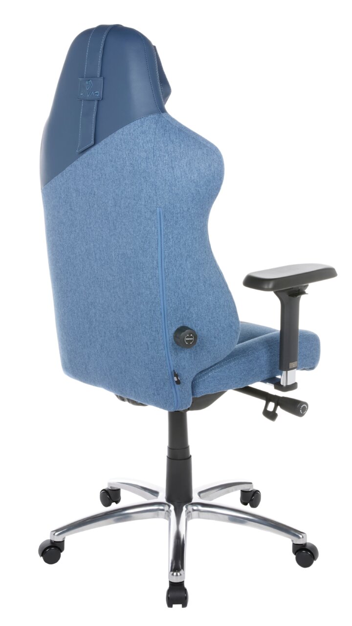 Rückansicht eines blauen Gaming-Stuhls mit verstellbaren Armlehnen und einem stabilen Metallfuß.