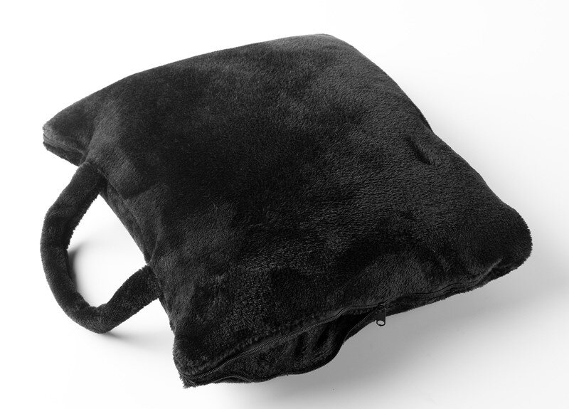 Zwarte, zachte plaid met zak en ritssluiting, van bovenaf schuin gefotografeerd.