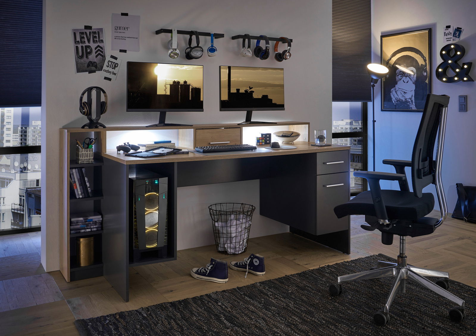 Gaming-Schreibtisch mit zwei Monitoren, Tastatur und Maus, umgeben von Kopfhörern und Dekorationen, aus der Perspektive eines gemütlichen Gaming-Zimmers.