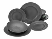 Schwarzes 12-teiliges Tellerset aus Schiefer in einer leicht seitlichen Perspektive.