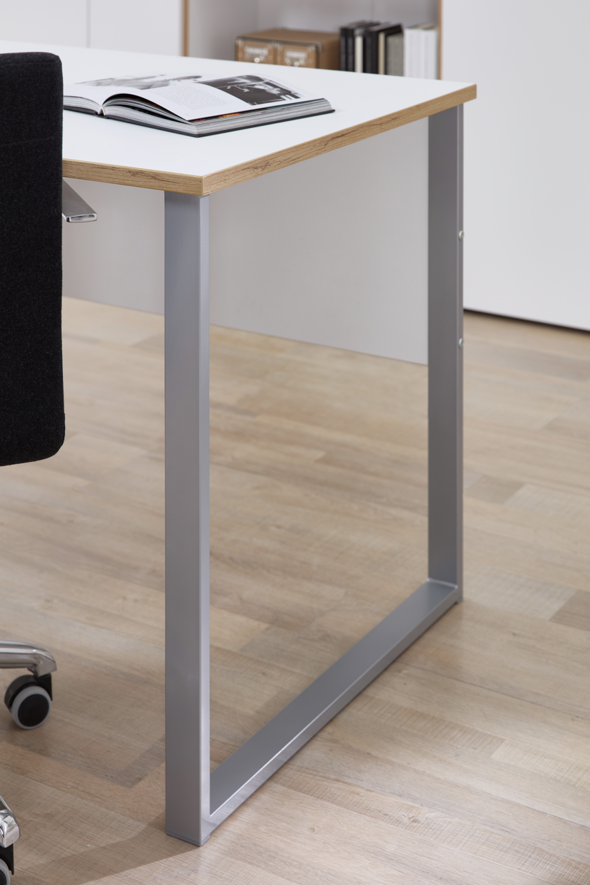 Moderner Schreibtisch mit Metallgestell und Holzplatte, seitliche Perspektive