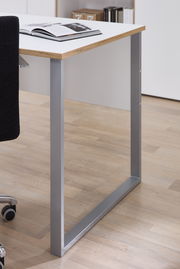 Moderner Schreibtisch mit Metallgestell und Holzplatte, seitliche Perspektive