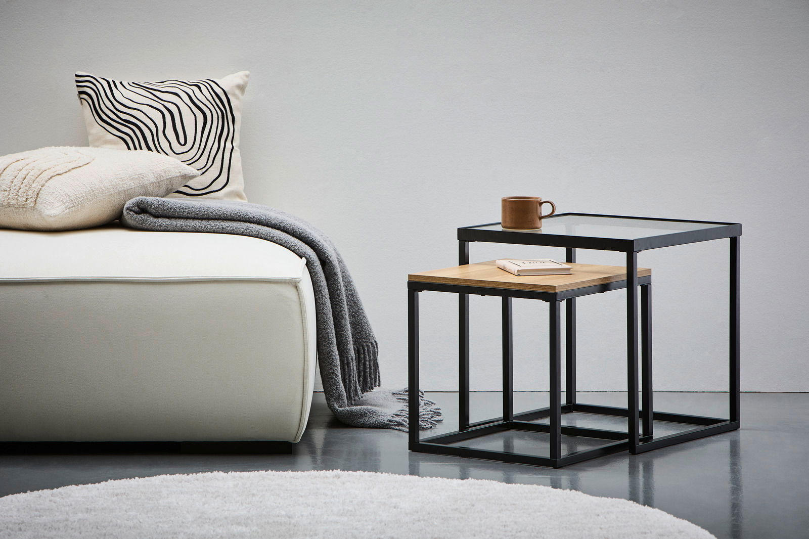 Beistelltisch-Set aus zwei Tischen mit schwarzem Metallrahmen und Holzplatte, seitliche Perspektive