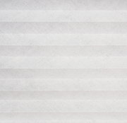 Nahaufnahme eines weißen, gefalteten Plissees in horizontaler Perspektive