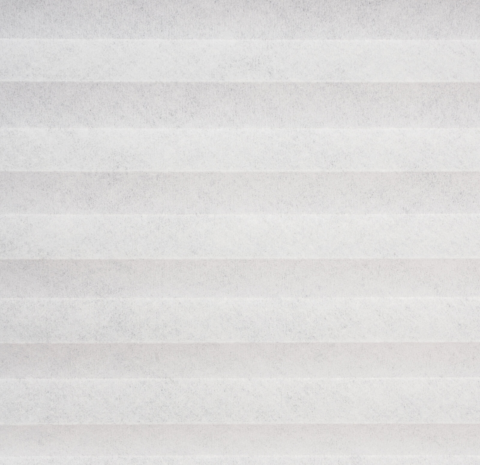 Nahaufnahme eines weißen, gefalteten Plissees in horizontaler Perspektive