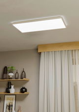 Rechteckige LED-Deckenleuchte ROVITO in einem modernen Wohnzimmer, von unten betrachtet.