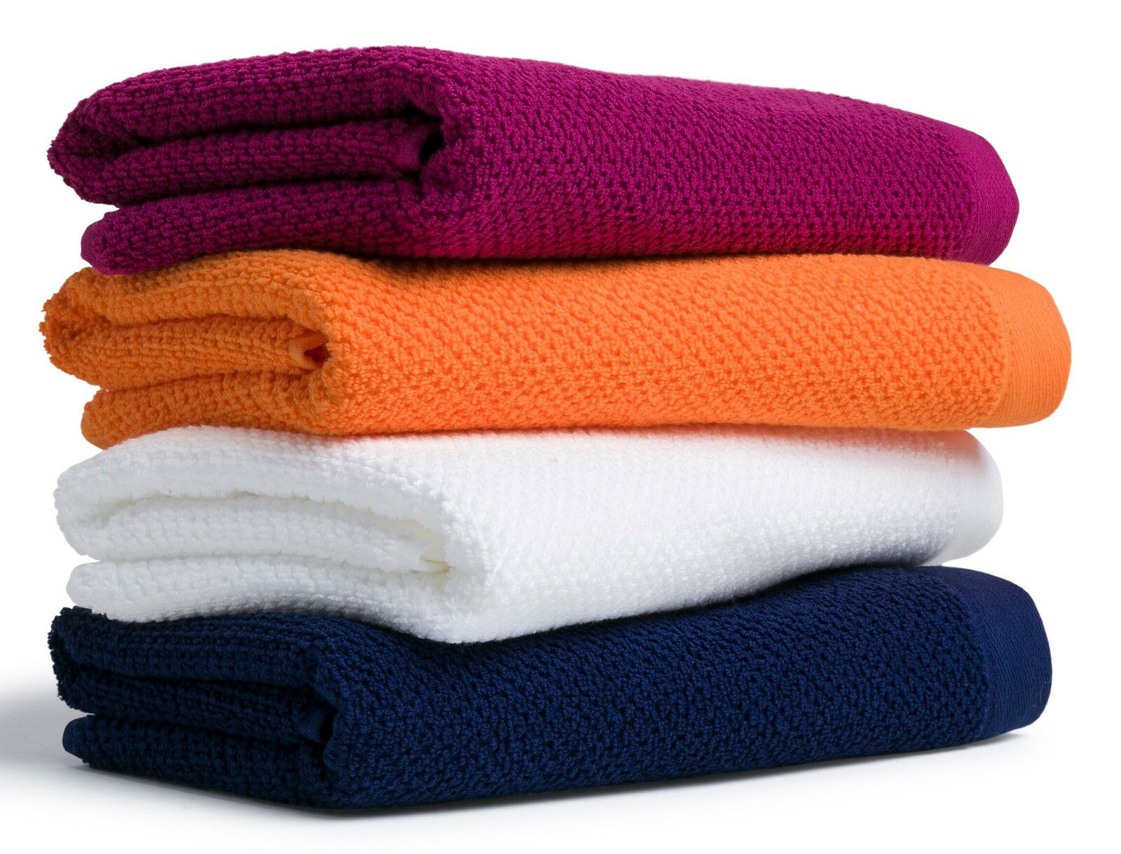 Vier gefaltete Handtücher in verschiedenen Farben, von oben nach unten: lila, orange, weiß und dunkelblau, seitliche Perspektive.