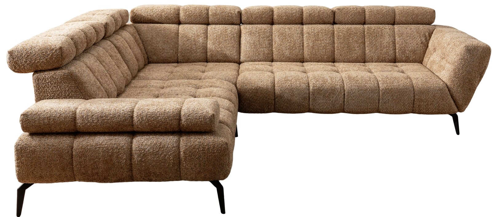 Beige/bruin bouclé hoekbank met chaise longue links, doorgestikte kussenvakken en zwarte metalen poten, gefotografeerd in schuin vooraanzicht