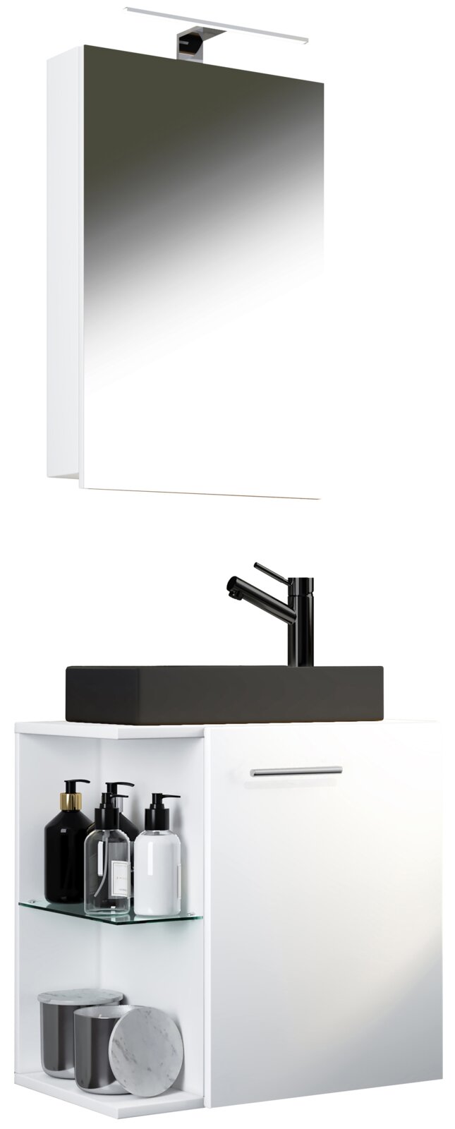 Modernes weißes Badmöbel-Set mit Spiegelschrank und Aufbauleuchte, Unterschrank mit schwarzem Aufsatzwaschbecken und schwarzer Armatur sowie offenem Regal mit Glasboden; Ansicht schräg von vorn.