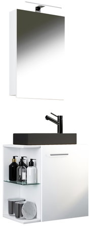 Modernes weißes Badmöbel-Set mit Spiegelschrank und Aufbauleuchte, Unterschrank mit schwarzem Aufsatzwaschbecken und schwarzer Armatur sowie offenem Regal mit Glasboden; Ansicht schräg von vorn.