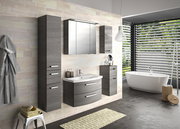 Modernes Badezimmer mit grauem Highboard, Waschtisch und Spiegelschrank, seitliche Perspektive