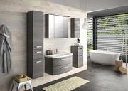 Modernes Badezimmer mit grauem Highboard, Waschtisch und Spiegelschrank, seitliche Perspektive