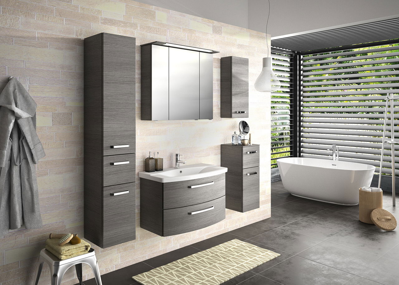 Modernes Badezimmer mit grauem Highboard, Waschtisch und Spiegelschrank, seitliche Perspektive