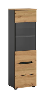 Schmaler Hochschrank in Anthrazit mit Holzoptik-Fronten, mittigem Glaseinsatz und schwarzem Griff, freistehend auf Füßen, Ansicht schräg von vorne links.