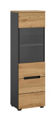 Schmaler Hochschrank in Anthrazit mit Holzoptik-Fronten, mittigem Glaseinsatz und schwarzem Griff, freistehend auf Füßen, Ansicht schräg von vorne links.