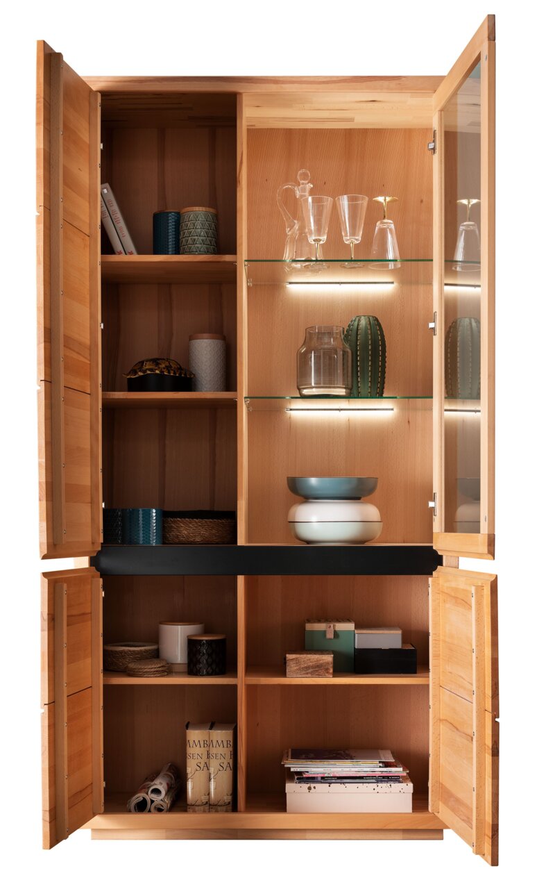 Open houten vitrinekast met glazen planken, versierd met glazen, vazen en boeken, gezien vanaf de voorkant.