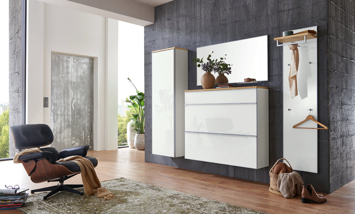 VOSS Hängeschuhschrank VORTINA Moderne Garderobeneinrichtung mit Hängeschuhschrank, Spiegel und Garderobenpaneel in einem stilvollen Raum, seitliche Perspektive