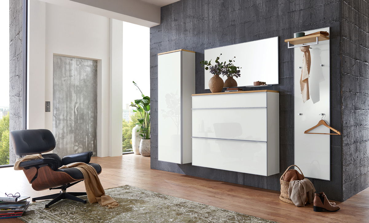 Moderne Garderobeneinrichtung mit Hängeschuhschrank, Spiegel und Garderobenpaneel in einem stilvollen Raum, seitliche Perspektive