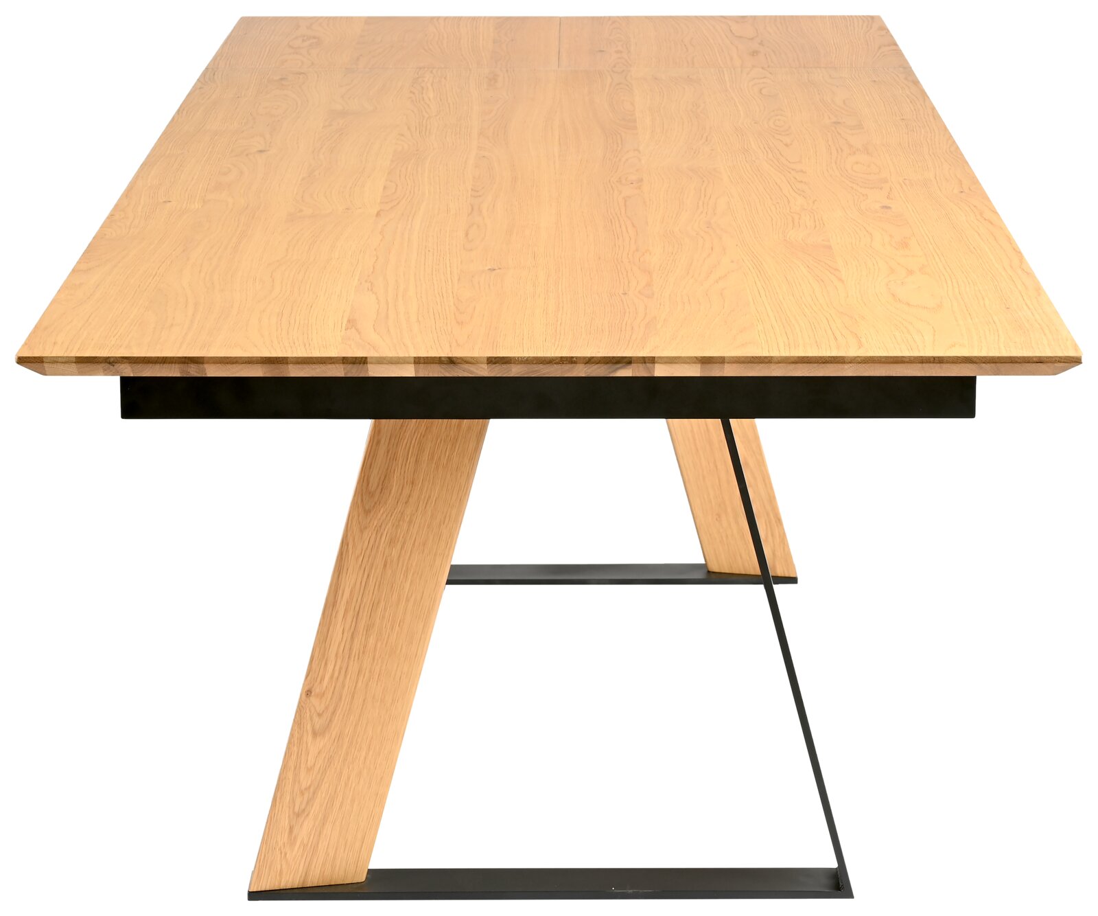 Moderne houten eettafel met schuine poten, vooraanzicht
