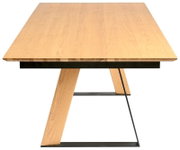 Moderne houten eettafel met schuine poten, vooraanzicht