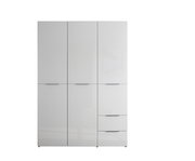 Weißer, modularer Kleiderschrank mit mehreren Türen und Schubladen, freistehend vor neutralem Hintergrund, Frontansicht.