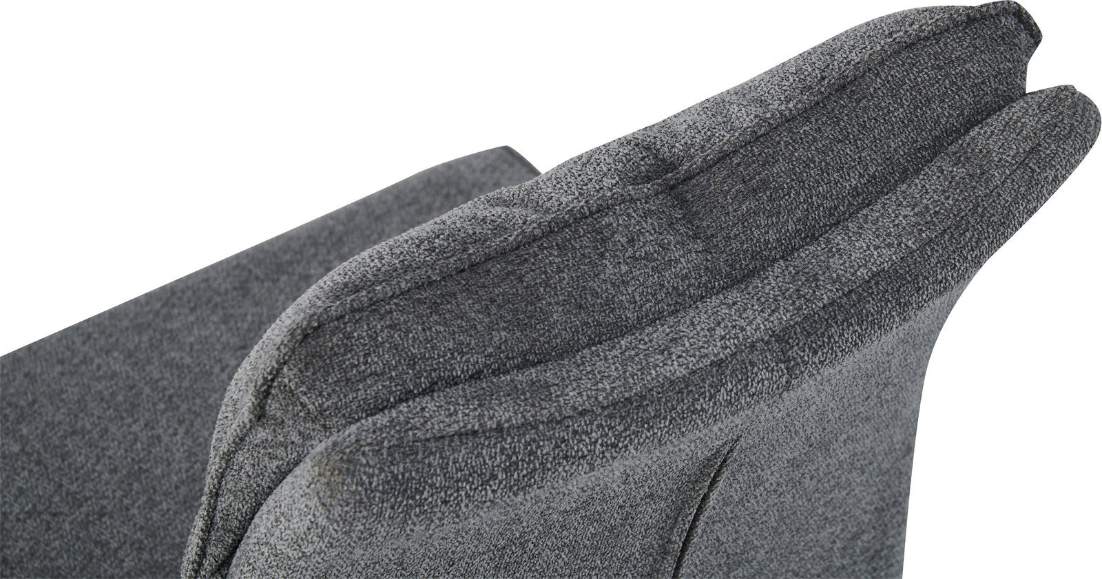 Detailaufnahme eines grauen, gepolsterten Sessels mit strukturierter Stoffoberfläche, schräg von oben auf Rückenlehne und Armlehne fotografiert