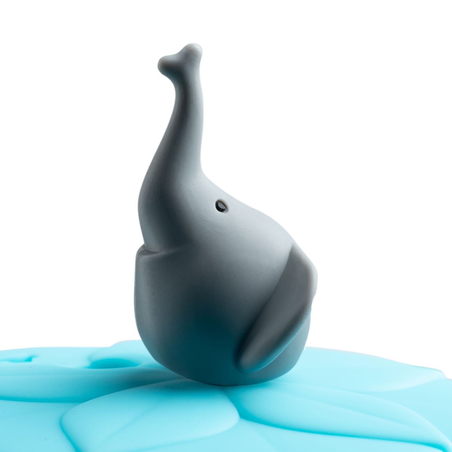 Grauer Elefant auf blauem Hintergrund, seitliche Perspektive