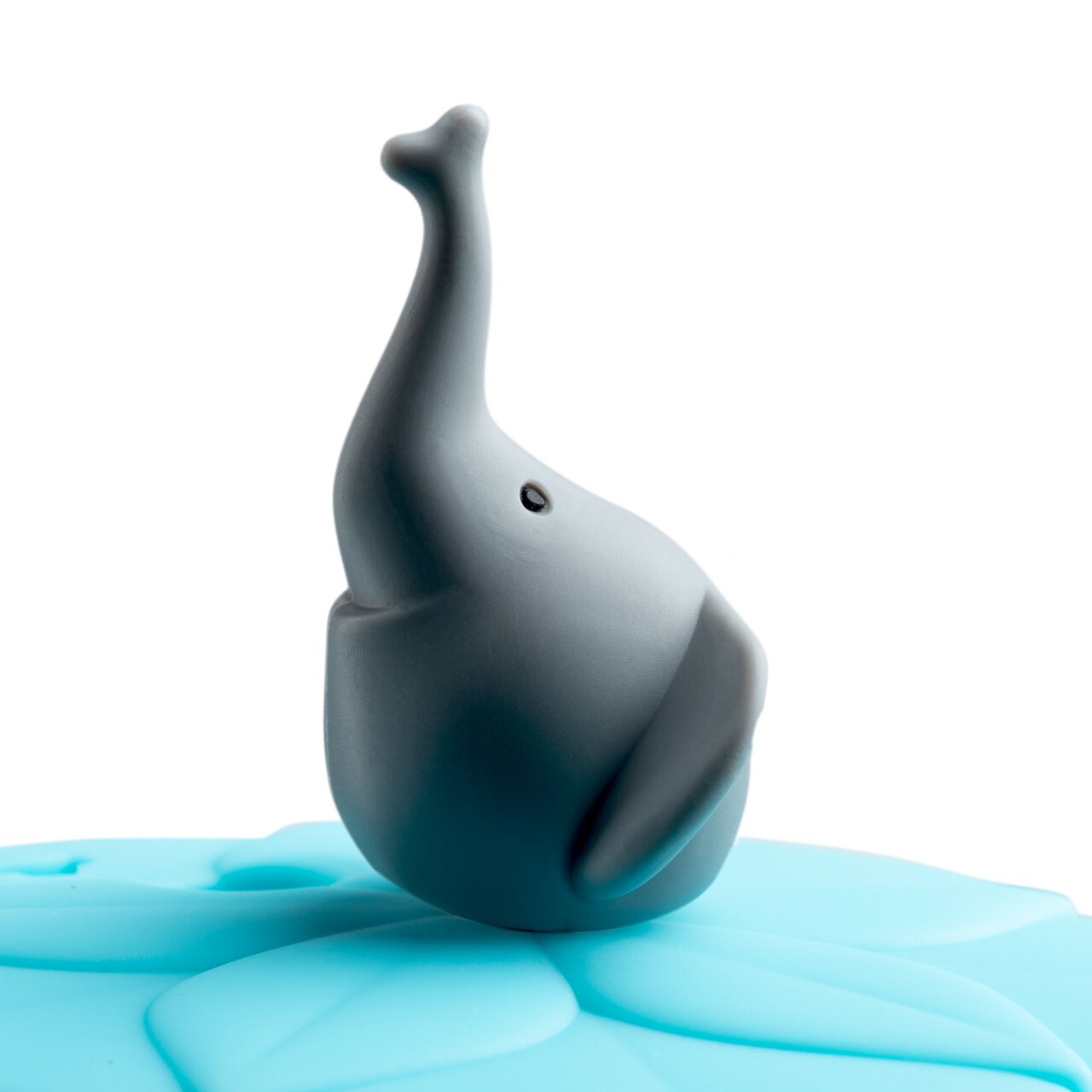 Grauer Elefant auf blauem Hintergrund, seitliche Perspektive